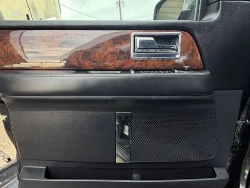 Used 2015 Lincoln Navigator 4WD image 18