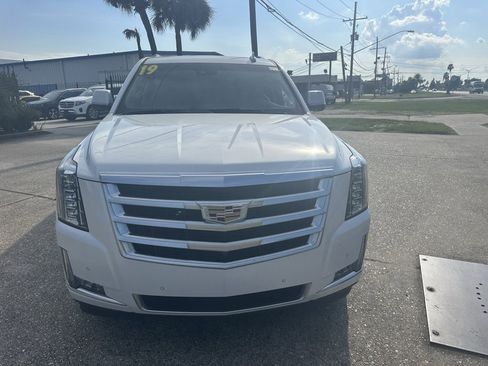 Used 2019 Cadillac Escalade ESV Luxury image 3