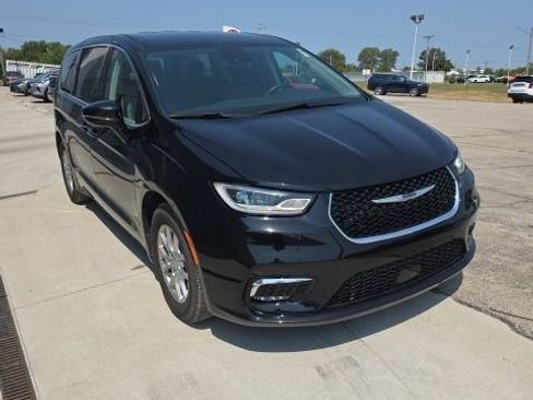 Used 2024 Chrysler Pacifica Touring-L FWD image 4
