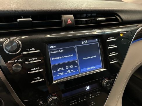 Used 2018 Toyota Camry XLE image 12