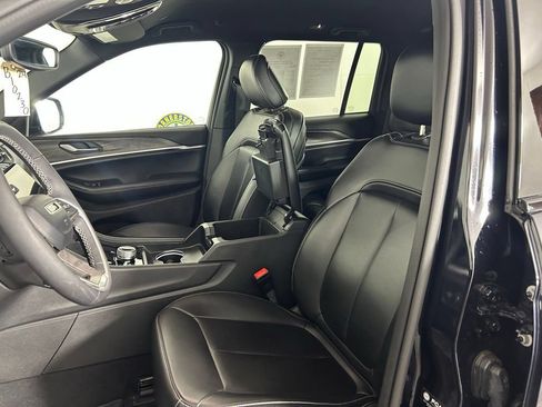 Used 2024 Jeep Grand Cherokee Limited AWD/4WD image 9