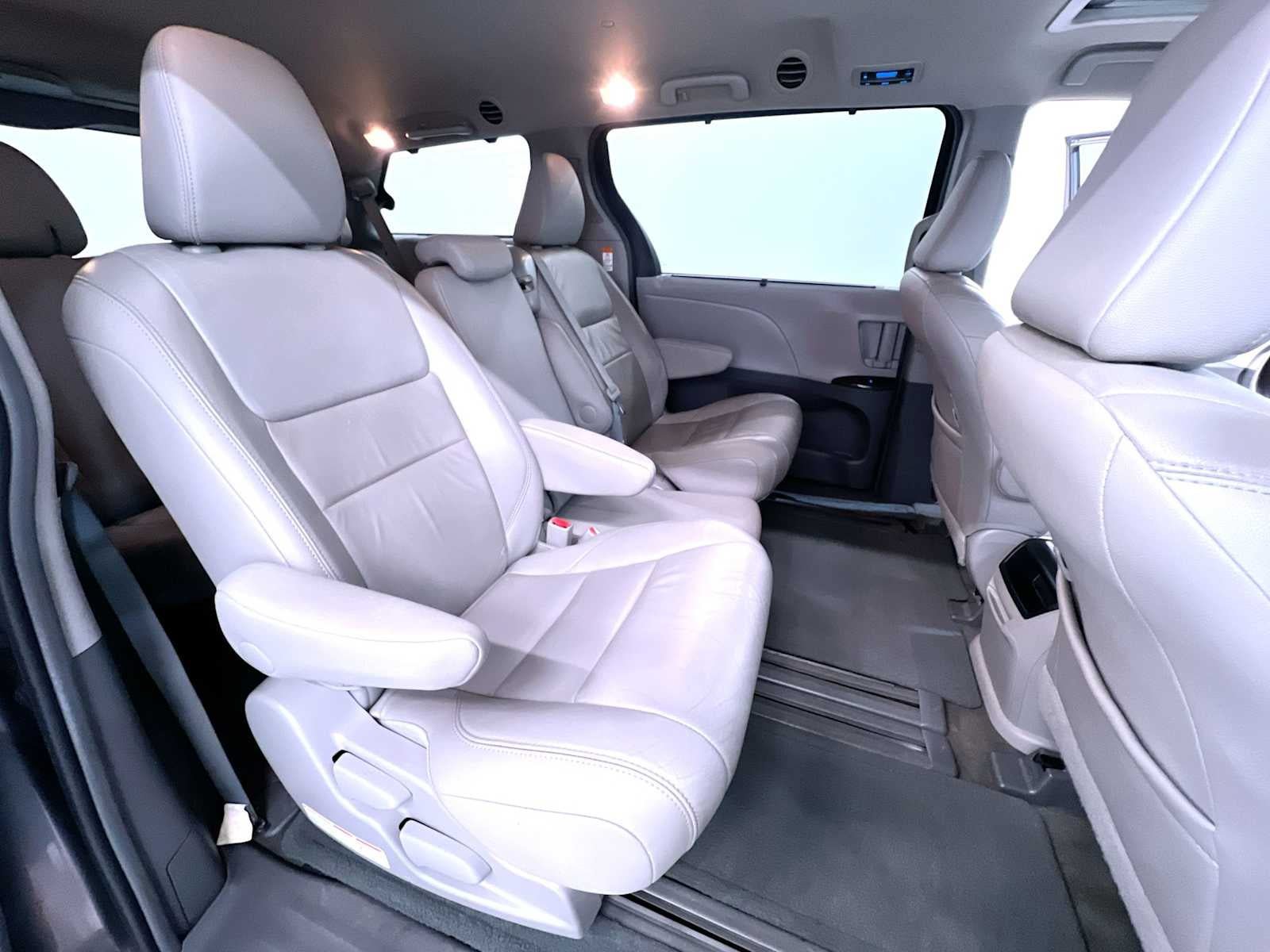 Used 2015 Toyota Sienna XLE FWD image 38