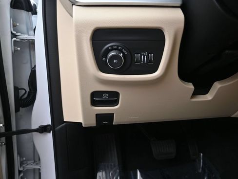 Used 2023 Jeep Grand Cherokee L Limited RWD image 12