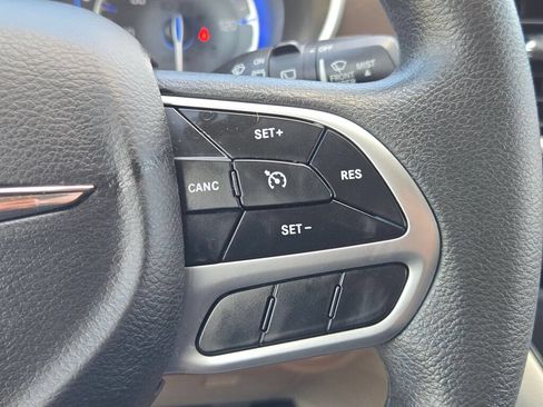 Used 2017 Chrysler Pacifica Touring FWD image 34