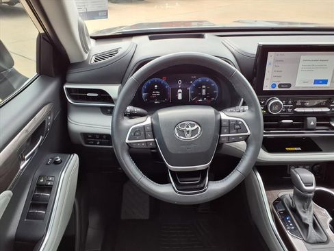 Used 2024 Toyota Highlander Platinum image 16