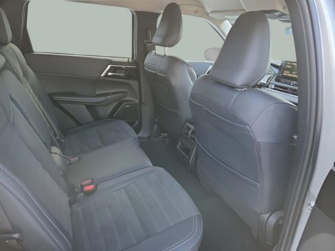 Used 2025 Mitsubishi Outlander SE image 18