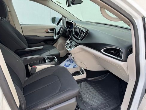 Used 2018 Chrysler Pacifica Touring Plus w/ Tire & Wheel Group FWD image 15