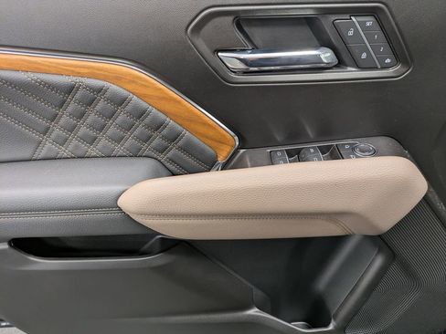 Used 2025 GMC Canyon Denali AWD/4WD image 10