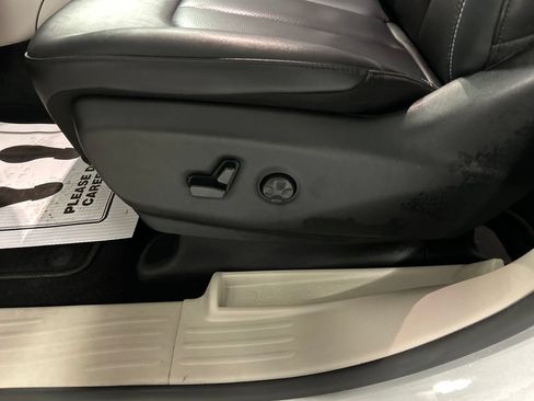 Used 2024 Chrysler Pacifica Touring-L FWD image 13