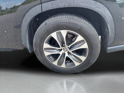 Used 2024 Toyota Highlander XLE FWD image 23