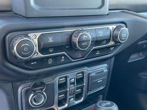 Used 2021 Jeep Wrangler Unlimited Sahara AWD/4WD image 16
