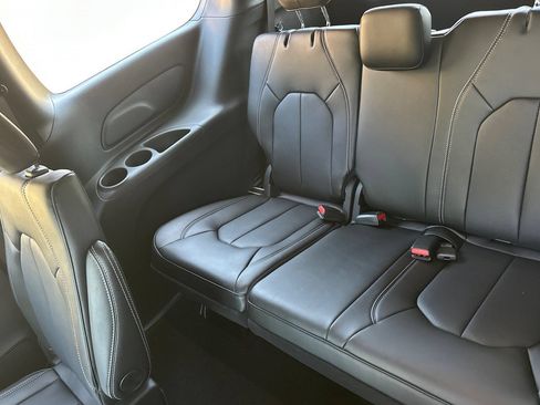 New 2027 Chrysler Pacifica Select FWD image 14