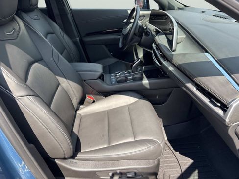 Used 2024 Cadillac XT4 Luxury w/ Cold Weather Package FWD image 22