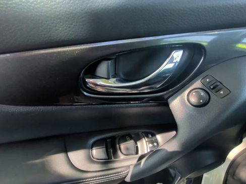 Used 2017 Nissan Rogue SV FWD image 12