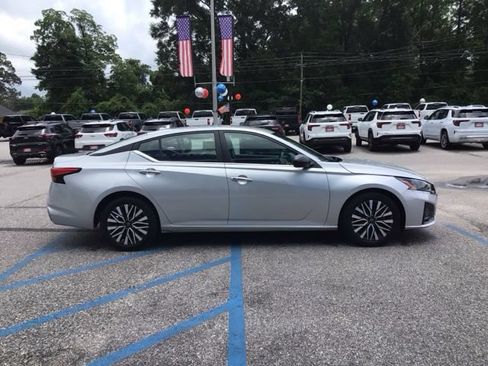 Used 2025 Nissan Altima 2.5 SV FWD image 6