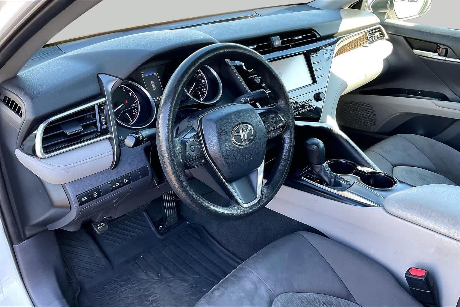 Used 2018 Toyota Camry LE FWD image 14