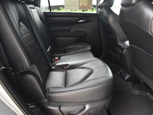 Used 2020 Toyota Highlander XLE AWD/4WD image 17