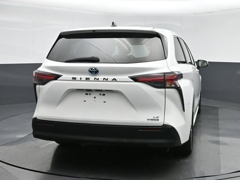 Used 2021 Toyota Sienna LE image 6