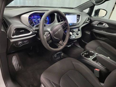Used 2024 Chrysler Pacifica Touring FWD image 13