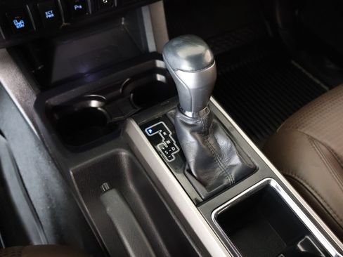 Used 2016 Toyota Tacoma Limited w/ Towing Package image 8