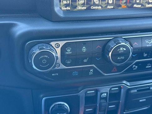 Used 2021 Jeep Wrangler Unlimited Sahara image 21