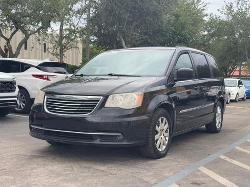 Used 2014 Chrysler Town & Country Touring FWD image 6