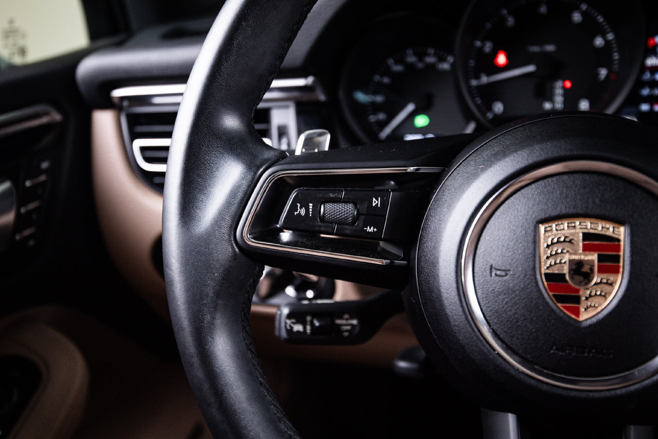 Certified 2024 Porsche Macan AWD/4WD image 17
