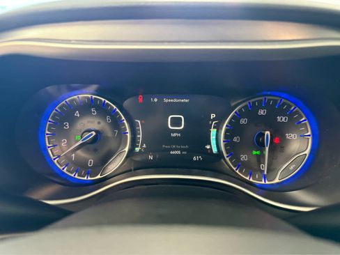 Used 2024 Chrysler Pacifica Touring-L FWD image 27