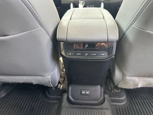Used 2023 Toyota Highlander XLE AWD/4WD image 32