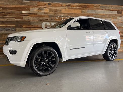 Used 2018 Jeep Grand Cherokee Altitude image 15