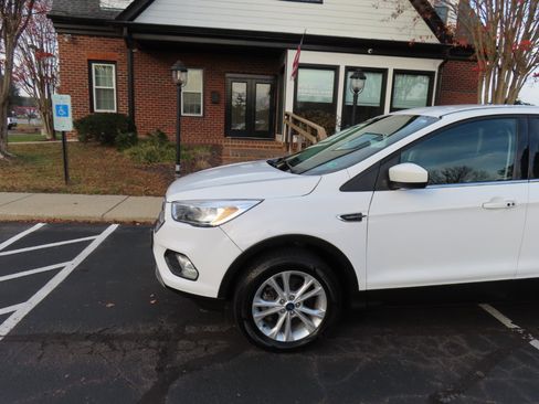 Used 2019 Ford Escape SE image 2