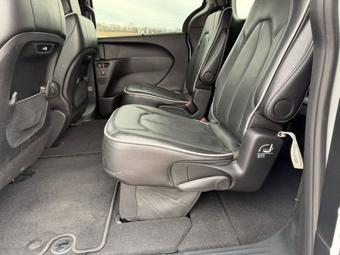Used 2025 Chrysler Pacifica Limited image 34