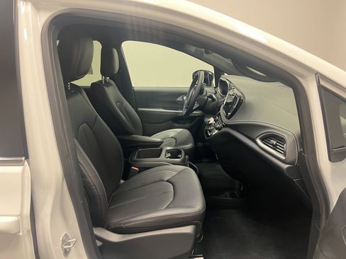 New 2026 Chrysler Pacifica Select image 15