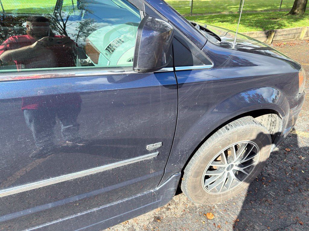 Used 2009 Chrysler Town & Country Touring FWD image 3