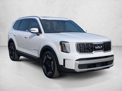 Used 2024 Kia Telluride EX w/ EX Captain's Chair Package image 3