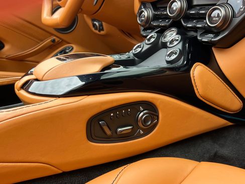 Used 2023 Aston Martin V8 Vantage Roadster RWD image 38