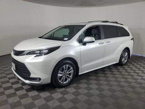Used 2025 Toyota Sienna XLE w/ XLE Plus Package FWD image 8