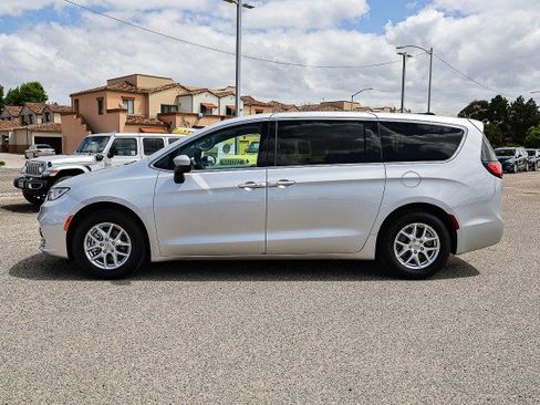 Used 2023 Chrysler Pacifica Touring-L FWD image 7