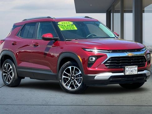 New 2025 Chevrolet TrailBlazer LT w/ Convenience Package FWD image 2