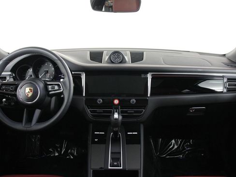 Certified 2025 Porsche Macan image 11