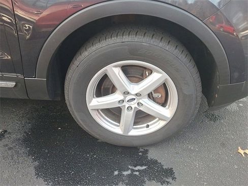 Used 2017 Ford Explorer XLT image 4