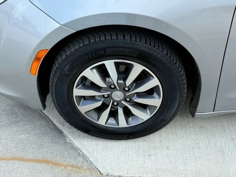 Used 2020 Chrysler Pacifica Touring-L Plus FWD image 49