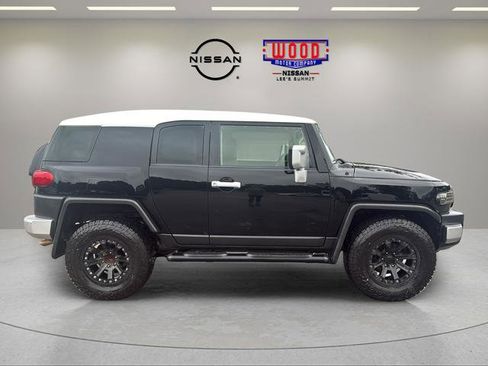 Used 2014 Toyota FJ Cruiser 4WD w/ Upgrade Package image 2