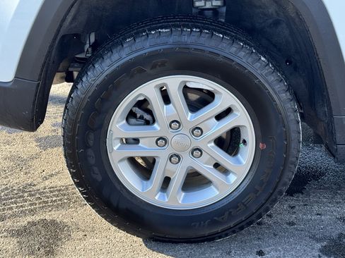 Used 2024 Jeep Grand Cherokee Laredo w/ Luxury Tech Group I image 38