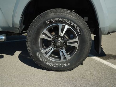 Used 2018 Toyota Tacoma TRD Sport w/ TRD Premium Sport Package image 43