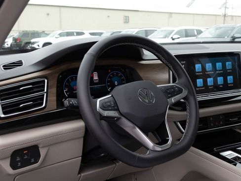New 2026 Volkswagen Atlas SE image 32