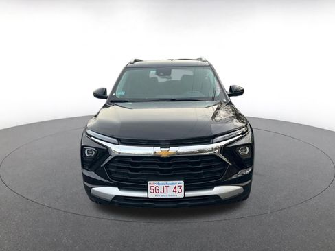 Used 2025 Chevrolet Trax LT w/ LT Convenience Package image 2