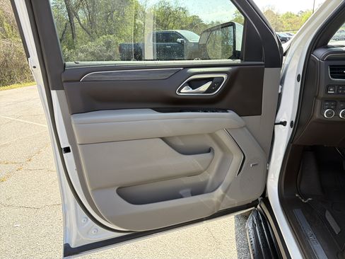 Used 2024 GMC Yukon SLT w/ SLT Luxury Package image 12