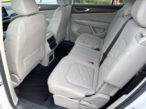Used 2025 Volkswagen Atlas SE image 15