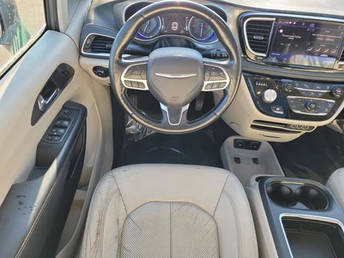 Used 2021 Chrysler Pacifica Touring-L image 13